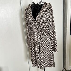 Banana Republic Black and Beige Wrap V Neck Dress Size 6